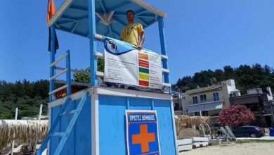 Ναυαγοσώστης-και-στην-παραλία-“Παλιό-Λιμανάκι”-στη-Θάσο