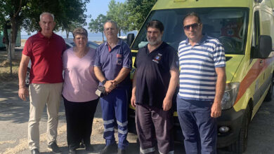 Ασθενοφόρο-και-διασώστες-στην-παραλία-Οφρυνίου