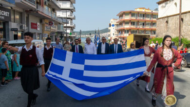 Επίσημη-έπαρση-της-Ελληνικής-σημαίας-στο-παλιό-μνημείο-πεσόντων