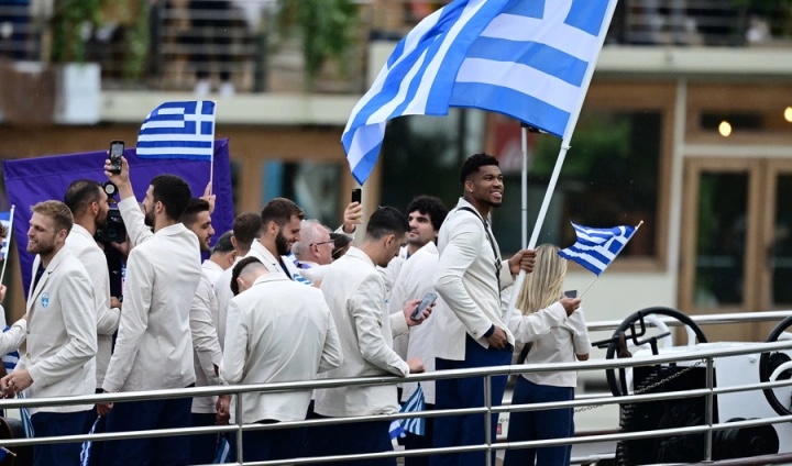 Ολυμπιακοί-Αγώνες-2024,-τελετή-έναρξης:-Με-ακορντεόν-και-Εντίθ-Πιάφ-το-πλοιάριο-της-εθνικής-Ελλάδος-στον-Σηκουάνα