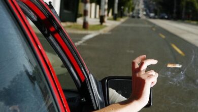 Πέταξε-αναμένο-τσιγάρο-και-του-επιβλήθηκε-πρόστιμο