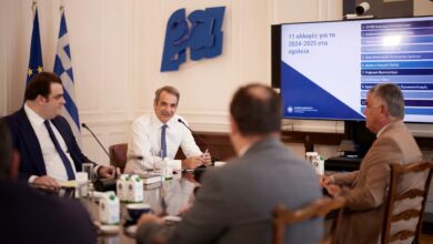 Σύσκεψη-Μητσοτάκη-–-Πιερρακάκη-για-την-Παιδεία:-Οι-11-αλλαγές-που-φέρνει-η-νέα-σχολική-χρονιά-–-«Το-κινητό-στην-τσάντα