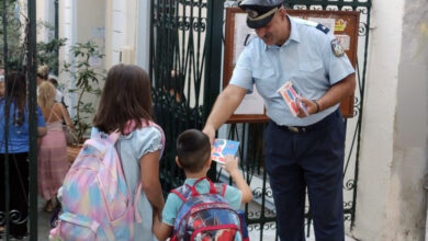 Ενημερωτικά-φυλλάδια-με-περιεχόμενο-κυκλοφοριακής-αγωγής-διένειμαν-οι-αστυνομικοί-σε-μαθητές-και-γονείς