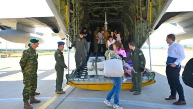 Συγκινητικές-εικόνες:-Έφτασε-στην-Ελευσίνα-το-c-130-που-μετέφερε-τους-Έλληνες-και-Κύπριους-πολίτες-από-τη-Βηρυτό