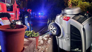 Καβάλα:-Αυτοκίνητο-«σφηνώθηκε»-μεταξύ-πεζοδρομίου-και-κατοικίας