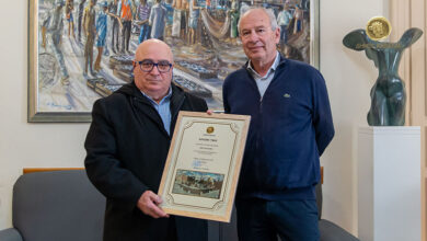 Ο-δήμαρχος-Καβάλας-βράβευσε-τον-διακεκριμένο-φωτογράφο-Γιώργο-Μυτιληνό