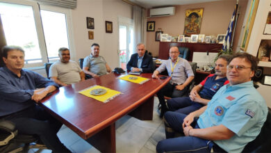 Ο-Διευθυντής-του-Παραρτήματος-ΕΚΑΒ-Καβάλας-στον-Δήμαρχο-Θάσου