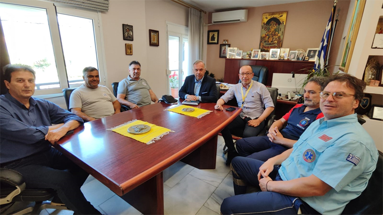 Ο-Διευθυντής-του-Παραρτήματος-ΕΚΑΒ-Καβάλας-στον-Δήμαρχο-Θάσου