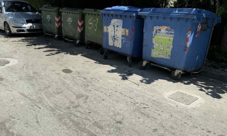 Η-τουριστική-κίνηση-γέμισε-τους-κάδους,-η-αντιπολίτευση-τις-φωτογραφίες
