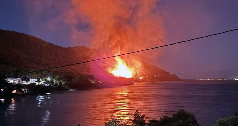 Σε-ύφεση-η-πυρκαγιά-στη-Θάσο