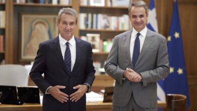 Ο-Μητσοτάκης-καλωσορίζει-τον-Λοβέρδο-στη-ΝΔ:-Μακριά-από-ταμπέλες-και-δόγματα,-ενώνουμε-τις-προσπάθειές-μας