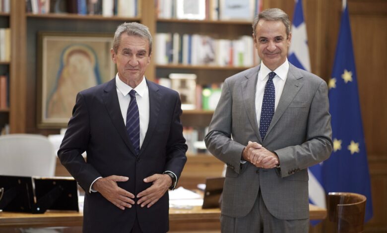 Ο-Μητσοτάκης-καλωσορίζει-τον-Λοβέρδο-στη-ΝΔ:-Μακριά-από-ταμπέλες-και-δόγματα,-ενώνουμε-τις-προσπάθειές-μας