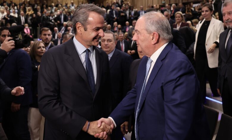 Ασφυκτικά-γεμάτο-το-Ωδείο-Αθηνών-–-απουσία-Σαμαρά,-παρών-Καραμανλής-και-μήνυμα-Μητσοτάκη-για-την-Τεχνητή-Νοημοσύνη