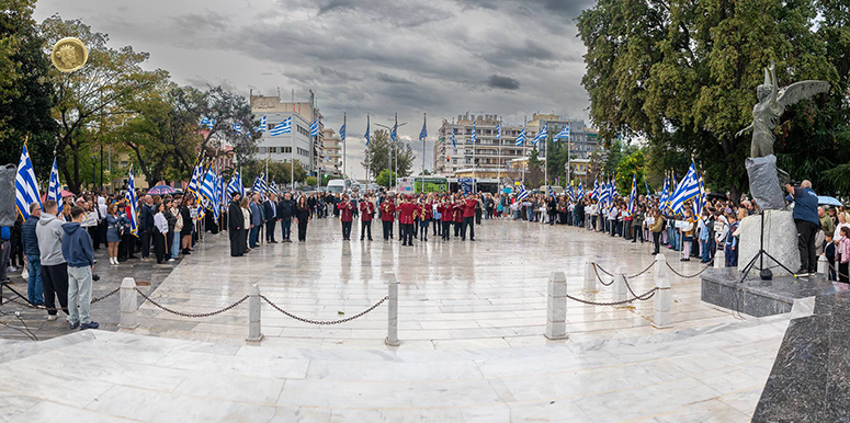 Κατάθεση-στεφάνων-στο-Ηρώο-της-πόλης