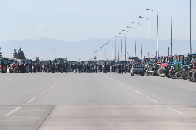 Αγρότες-στα-μπλόκα-με-τρακτέρ-σε-όλη-τη-χώρα-–-Κλειστά-τα-Μάλγαρα,-στο-αυτόφωρο-οι-συλληφθέντες-της-Λάρισας