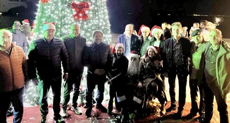 Φαντασμαγορική-η-φωταγώγηση-του-Χριστουγεννιάτικου-Δέντρου-στον-Λιμένα-της-Θάσου