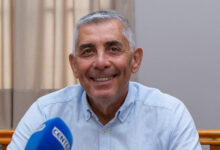 «Αστερούπολη»-με-δύο-στολισμένα-δέντρα-στην-πλατεία-της-Καβάλας