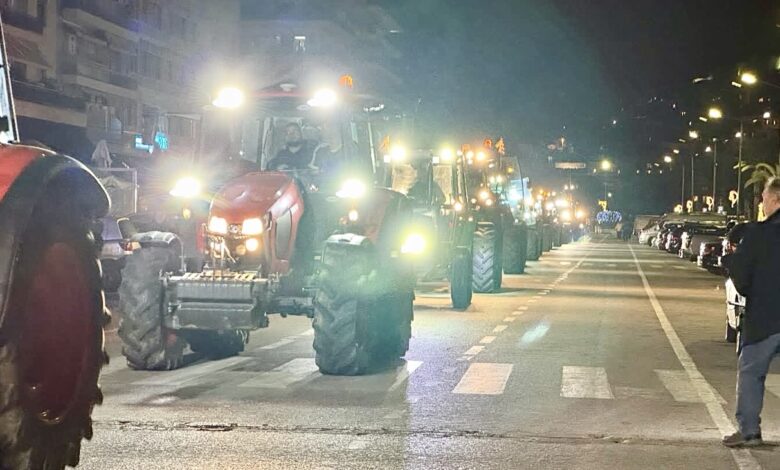 Μαζική-κινητοποίηση-αγροτών-από-Νέστο,-Παγγαίο-και-Καβάλα-–-Διανυκτερεύουν-στο-κτίριο-της-Περιφερειακής-Ενότητας