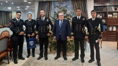 Αντιπροσωπεία-της-Σχολής-Ναυτικών-Δοκίμων-στον-Θ.-Μαρκόπουλο