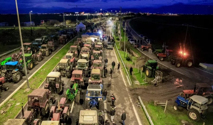 Αγρότες-σε-τροχιά-κλιμάκωσης:-Μπλόκα,-αποκλεισμοί-και-ελεύθερη-διέλευση-στα-διόδια-–-Το-μήνυμα-της-κυβέρνησης-ενόψει-Χριστουγέννων