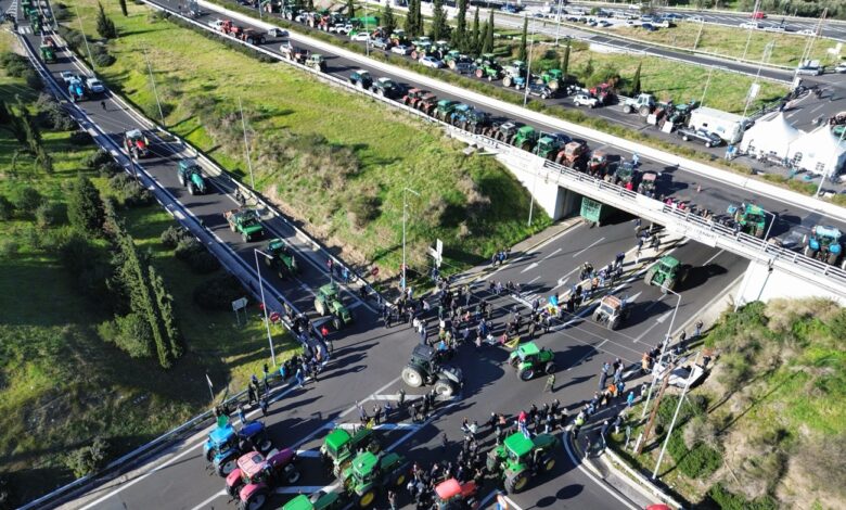 Αγρότες:-Την-ώρα-της-συνάντησης-κλείνουμε-δρόμους-σε-όλη-την-Ελλάδα-–-Κλιμακώνουν-τα-μπλόκα-της-Πανελλαδικής