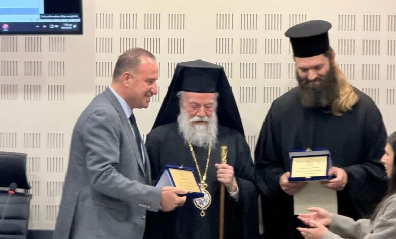 Τιμητική-αναγνώριση-σε-ιερέα-και-δημοτική-υπάλληλο-για-σωτήρια-παρέμβαση-στον-Δήμο-Παγγαίου