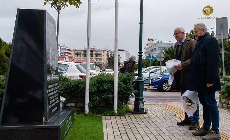 Κατάθεση-λουλουδιών-στο-Εβραϊκό-Μνημείο-από-τον-Δήμαρχο-Καβάλας