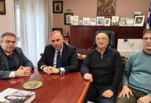 Ο-Γραμματέας-της-Αποκεντρωμένης-Διοίκησης-Μακεδονίας-Θράκης-στον-Δήμαρχο-Θάσου