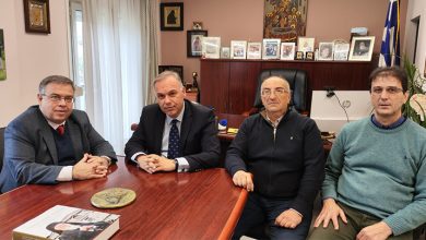 Ο-Γραμματέας-της-Αποκεντρωμένης-Διοίκησης-Μακεδονίας-Θράκης-στον-Δήμαρχο-Θάσου