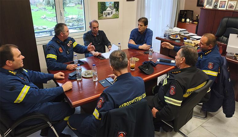 Ο-Συντονιστής-Επιχειρήσεων-Κεντρικής-Μακεδονίας-και-ΑΜΘ-του-Πυροσβεστικού-Σώματος-στον-Δήμο-Θάσου