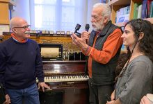 «Ο-ήχος-του-διάτρητου-χαρτιού»-με-την-Τότα-Ευλαβή-και-τον-Αργύρη-Μπακιρτζή