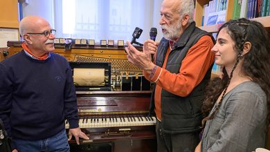 «Ο-ήχος-του-διάτρητου-χαρτιού»-με-την-Τότα-Ευλαβή-και-τον-Αργύρη-Μπακιρτζή