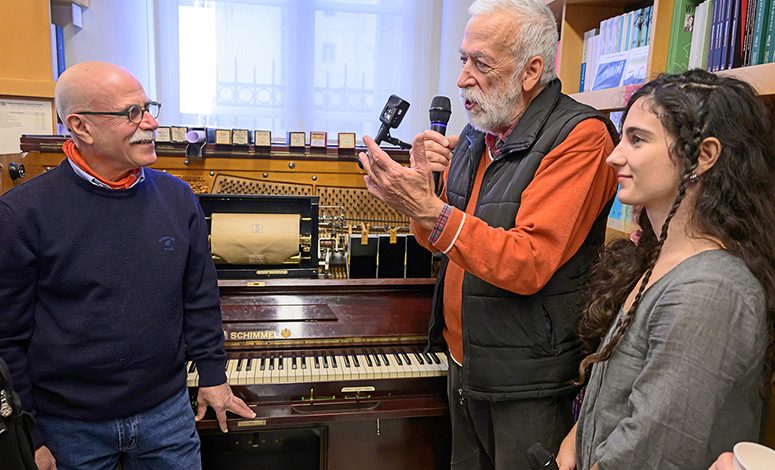 «Ο-ήχος-του-διάτρητου-χαρτιού»-με-την-Τότα-Ευλαβή-και-τον-Αργύρη-Μπακιρτζή