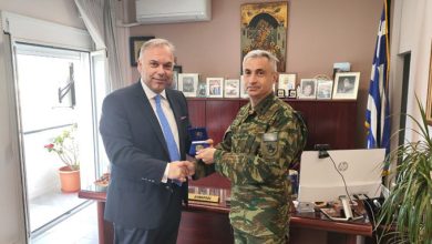 Ο-Διοικητής-της-20ης-Τεθωρακισμένης-Μεραρχίας-στον-Δήμαρχο-Θάσου