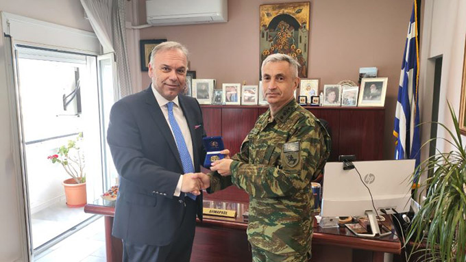 Ο-Διοικητής-της-20ης-Τεθωρακισμένης-Μεραρχίας-στον-Δήμαρχο-Θάσου