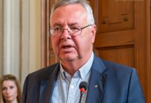 Ο-Αρχέλαος-Γρανάς-πλέκει-το-εγκώμιο-της-Εύας-Οικονόμου-–-Βαμβακά