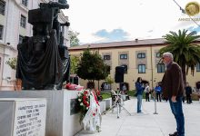 Πρωτομαγιά:-Κατάθεση-λουλουδιών-στην-πλατεία-Καπνεργάτη