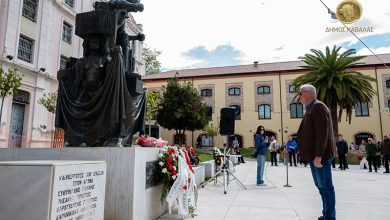 Πρωτομαγιά:-Κατάθεση-λουλουδιών-στην-πλατεία-Καπνεργάτη