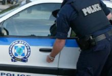 Έκανε-βόλτες-στο-μπαλκόνι-κρατώντας-πιστόλι