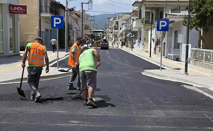 Ολοκληρώνεται-η-ασφαλτόστρωση-της-οδού-Αγίου-Νικολάου-στη-Νέα-Πέραμο