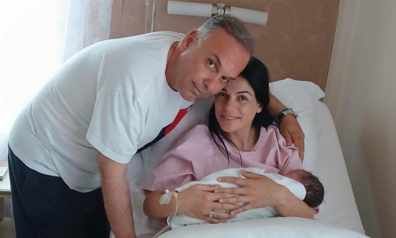 Σε-πελάγη-ευτυχίας-ο-δήμαρχος-Θάσου-και-η-Εύα-Σεϊτανίδου-–-Ήρθε-στον-κόσμο-η-κόρη-τους