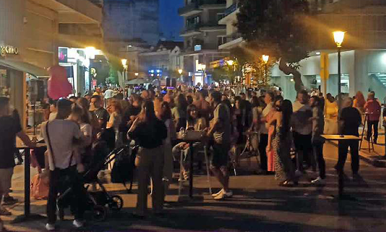 Κέφι,-ζωντάνια-και-πολύς-κόσμος-στην-«Λευκή-Νύχτα»