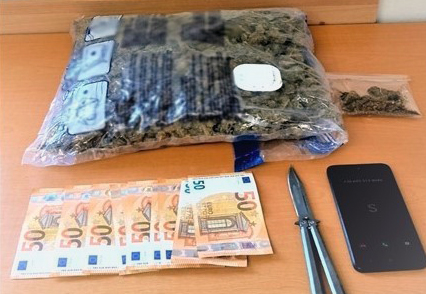Θάσος:-Είχε-ακατέργαστη-κάνναβη-και-μαχαίρι