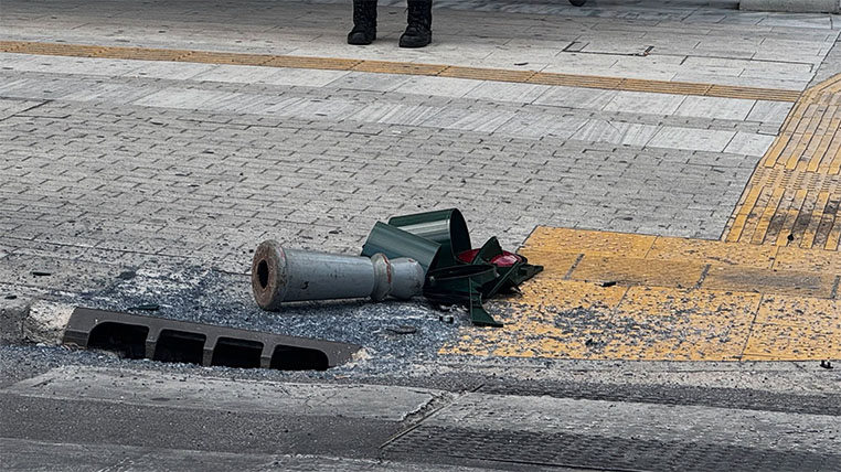 Τουριστικό-λεωφορείο-παρέσυρε-φωτεινό-σηματοδότη
