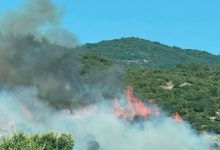 Φωτιά-στο-Κοκκινόχωμα-Επιχειρούν-και-εναέρια-μέσα