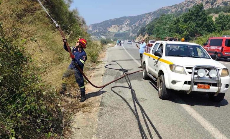 Υπό-έλεγχο-η-πυρκαγιά-από-φλεγόμενο-αυτοκίνητο-στα-Λουτρά-Ελευθερών