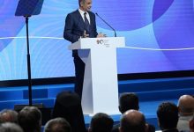 Τα-μέτρα-–-έκπληξη-του-Μητσοτάκη-στη-ΔΕΘ:-«Κουμπαράς»-άνω-των-60.000-ευρώ,-μηδενισμός-του-φόρου-στο-αγροτικό-εισόδημα-και-επίδομα-500-ευρώ-στο-Δημόσιο