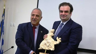 Επίτιμο-μέλος-του-Επιμελητηρίου-Καβάλας-ο-Κυριάκος-Πιερρακάκης