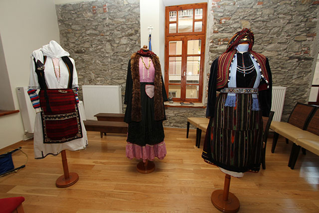 Έκθεση-με-ελληνικές-παραδοσιακές-ενδυμασίες-του-ΛΕΚ